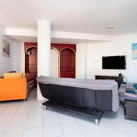 Family -3 Bedrooms And Rooftop *