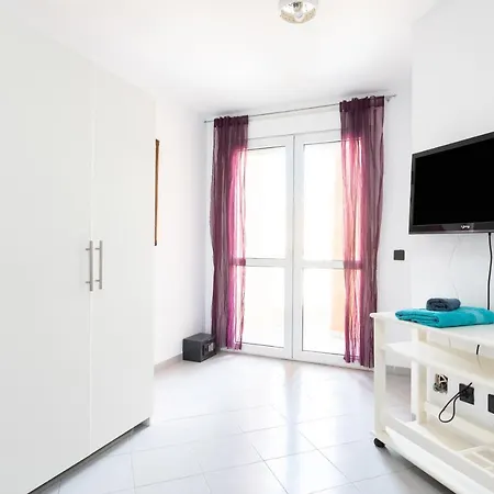 Family -3 Bedrooms And Rooftop Apartment *